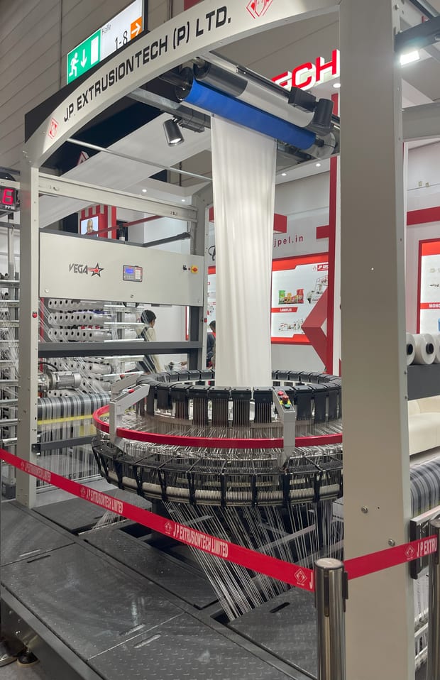 Circular loom seen from the operator side